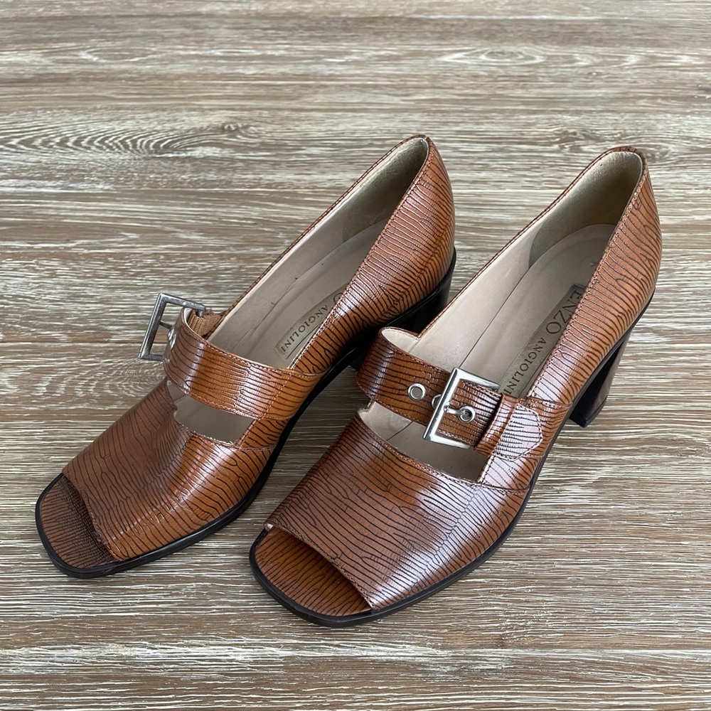 Super cute Enzo pumps!